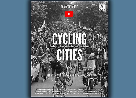 Filmplakat in Schwarz-Weiß. Das Bild zeigt eine dichte Menschenmenge auf Fahrrädern, die auf einer breiten Allee frontal auf die Kamera zufährt. Rechts im Vordergrund begleitet ein Polizist auf einem Motorrad die Gruppe. Mittig über dem Bild steht der Titel „CYCLING CITIES“ in großen weißen Buchstaben. Darunter steht kleiner: „Eine Reise zu den schönsten Fahrradstädten Europas“ und „Ein Film von Ingwar Perowanowitsch“. Im oberen Bereich ist ein roter YouTube-Play-Button platziert.