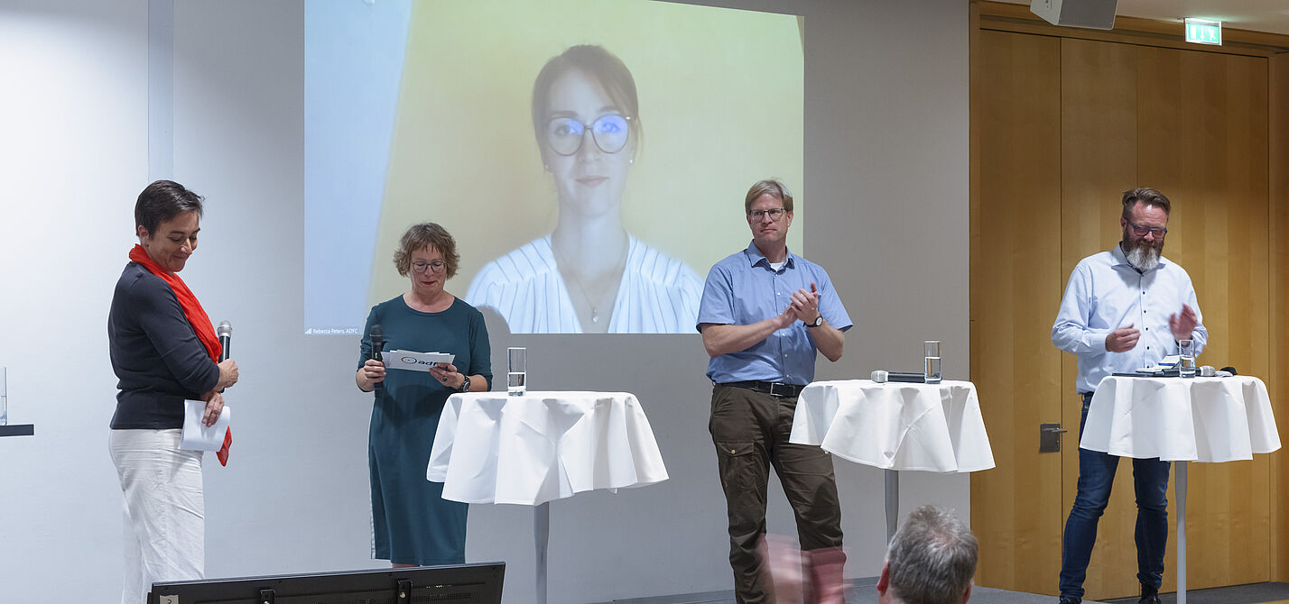 ADFC | Parlamentarischer Abend des ADFC Bundesverband | #Radnetz21: Im Bild (v.l.n.r.): Dagmar Thume (Fahrradaktivistin), Hanna Gersmann (Journalistin), Felix Weisbrich (Berliner Bezirksamt Friedrichshain-Kreuzberg), Claus Ruhe Madsen (Oberbürgermeister von Rostock), Rebecca Peters (ADFC-Bundesvorstand, zugeschaltet)