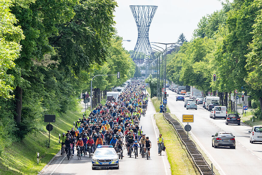 Radsternfahrt in München Viele Radfahrende auf einer Münchener Straße, die sonst dem Autoverkehr vorenhalten ist.